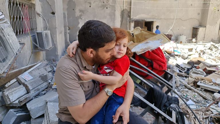 ماريا ووالدها على أنقاض منزلهما المدمر