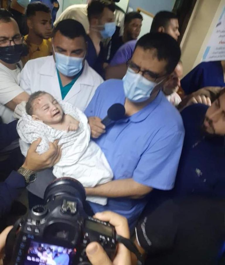 ماريا ووالدها على أنقاض منزلهما المدمر