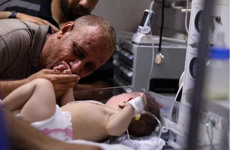 ماريا ووالدها على أنقاض منزلهما المدمر