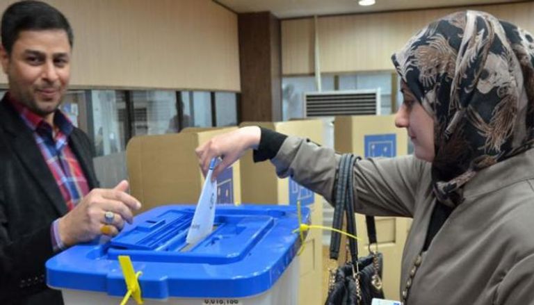 ناخبة عراقية تدلي بصوتها في مركز انتخابي -أرشيفية