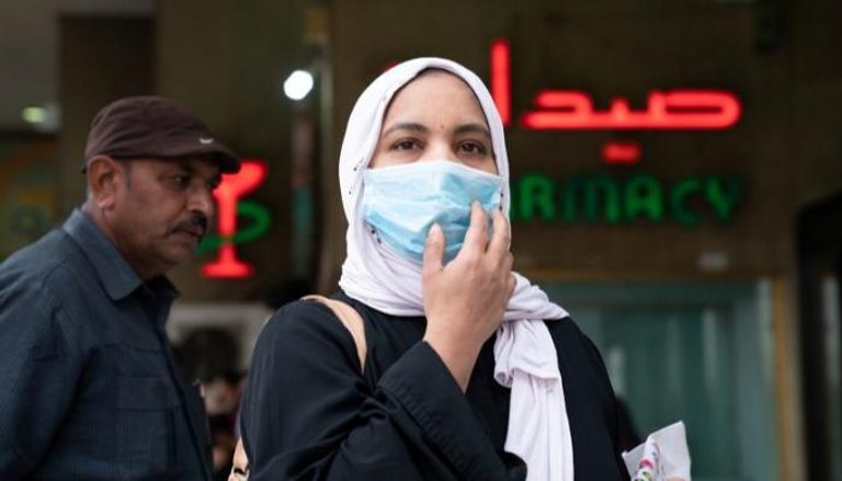 امرأة ترتدي كمامة للوقاية من فيروس كورونا في مصر (أرشيفية)