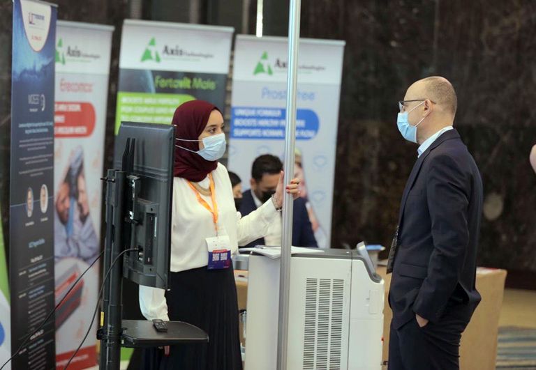 جانب من المعرض المرافق لملتقى تخصصات المسالك البولية في دبي