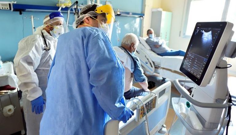 أطباء يفحصون مريضا مصابا بفيروس كورونا في مستشفى بفرنسا