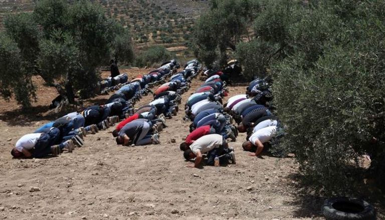 الفلسطينيون يؤدون الصلاة على أرضهم المهددة بالمصادرة