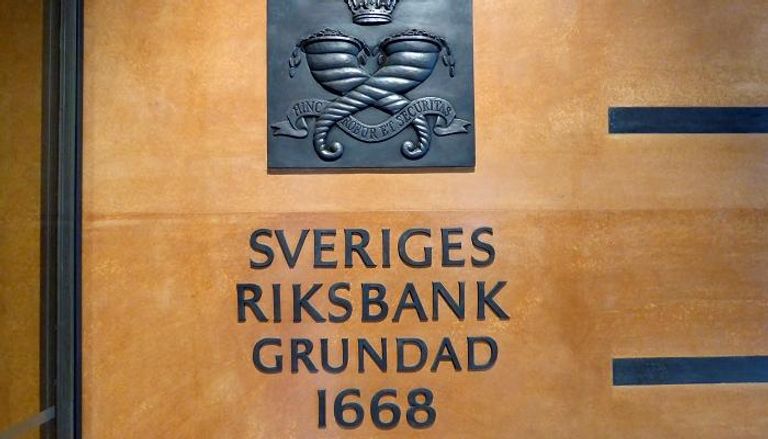 لافتة تشير إلى شعار البنك المركزي السويدي- رويترز