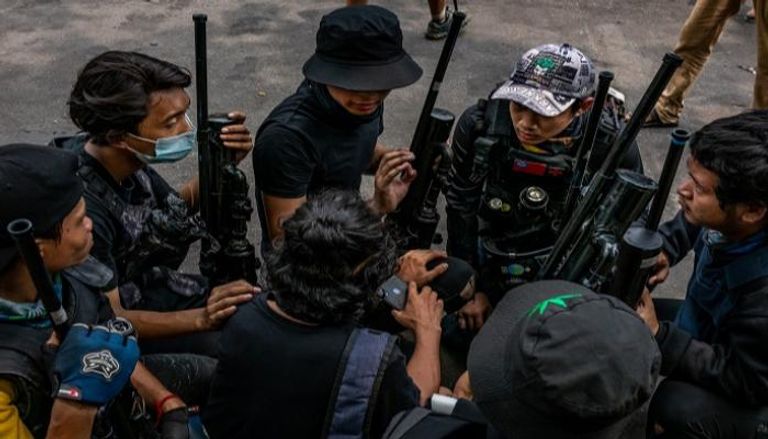 شباب مسلحون من مناهضي الانقلاب العسكري في ميانمار