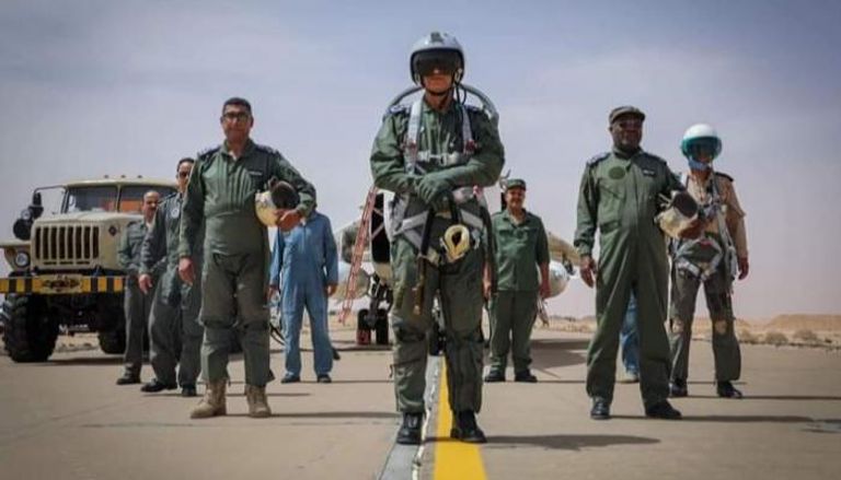 الطيارون الليبيون أمام الطائرة سوخوي 24