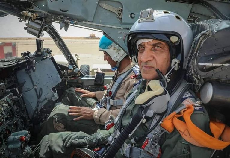 الطيارون الليبيون أمام الطائرة سوخوي 24