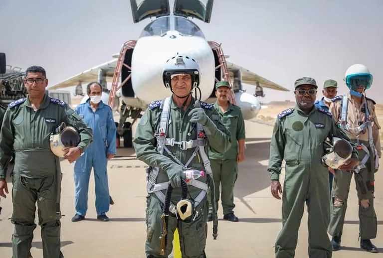 الطيارون الليبيون أمام الطائرة سوخوي 24