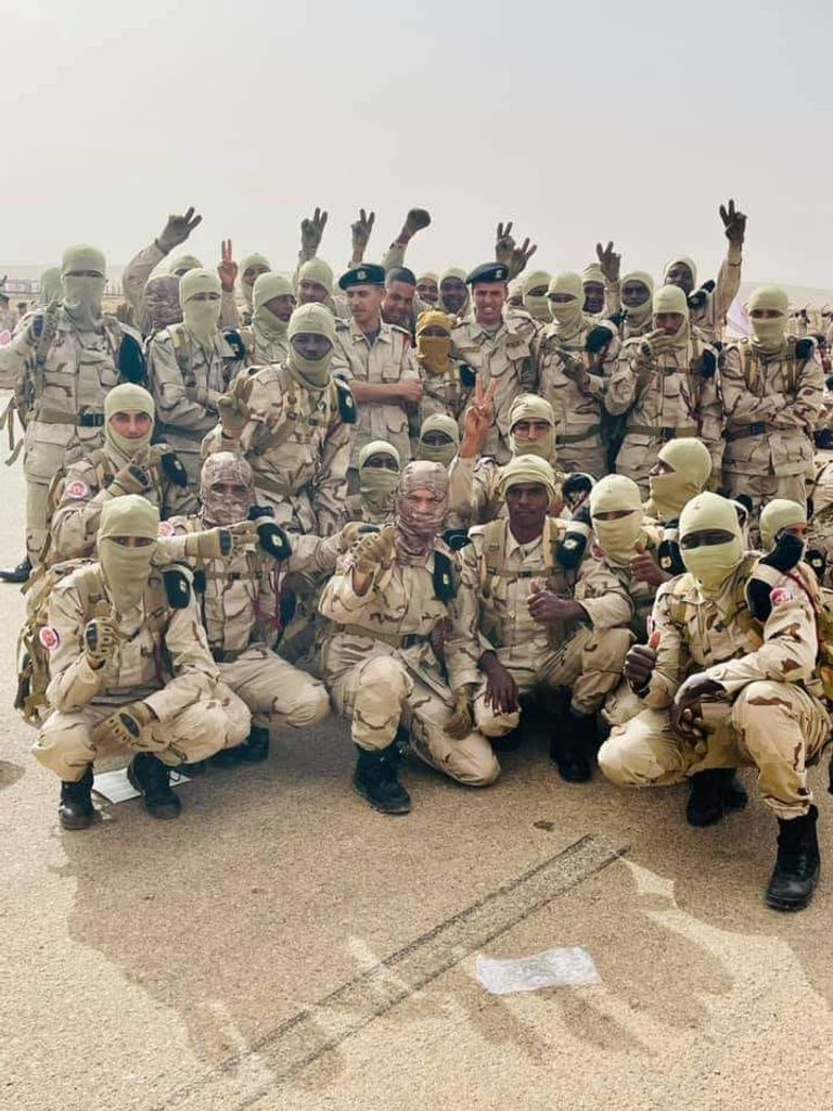 الطيارون الليبيون أمام الطائرة سوخوي 24