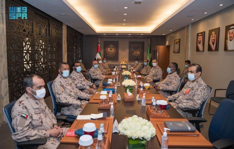 جانب من لقاء قائد القوات الجوية السعودية ونظيره الإماراتي