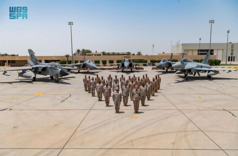 قاعدة الملك عبدالعزيز الجوية جانب من لقاء قائد القوات الجوية السعودية ونظيره الإماراتي