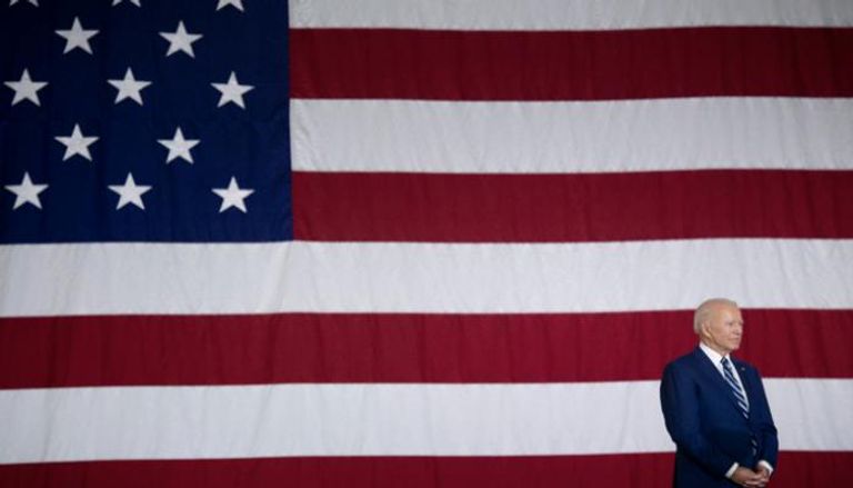 الرئيس الأمريكي جو بايدن خلال زيارة في قاعدة عسكرية بفيرجينيا- أ.ف.ب
