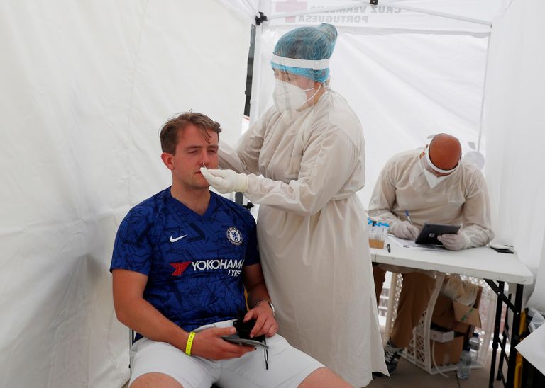 أحد جماهير تشيلسي يخضع لفحص كورونا دوري أبطال أوروبا في ملعب دراجاو