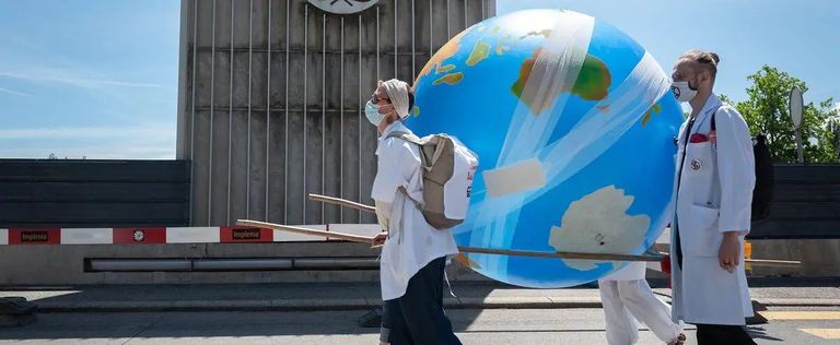 الأطباء في مسيرتهم الاحتجاجية