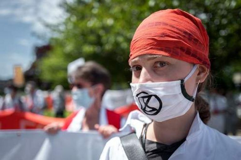 الأطباء في مسيرتهم الاحتجاجية