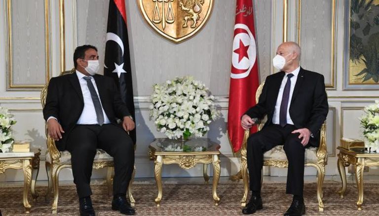 الرئيس التونسي قيس سعيد ورئيس المجلس الرئاسي الليبي محمد المنفي