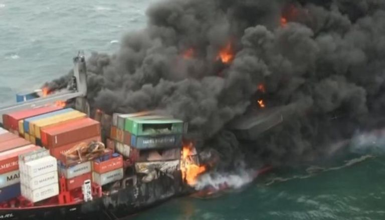 حريق في سفينة حاويات قبالة سيرلانكا 