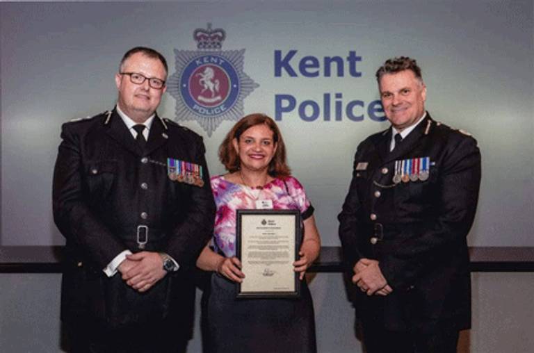 تكريم الطبيبة الجزائرية ليليا حبية من قبل الشرطة البريطانية