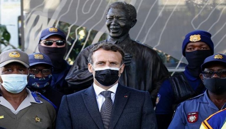 الرئيس الفرنسي إيمانويل ماكرون خلال زيارته لجنوب أفريقيا- أ.ف.ب