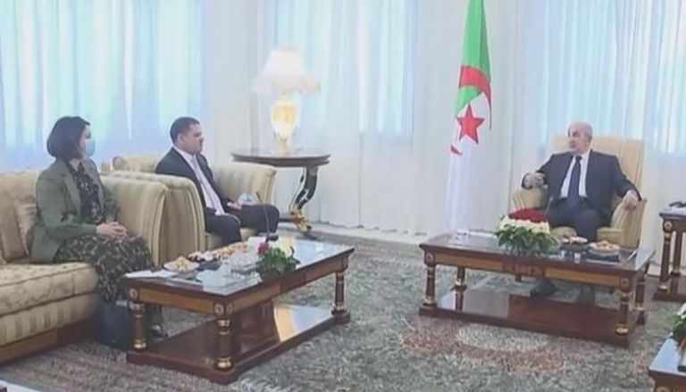 جانب من استقبال الرئيس الجزائري لرئيس حكومة الوحدة الوطنية الليبية