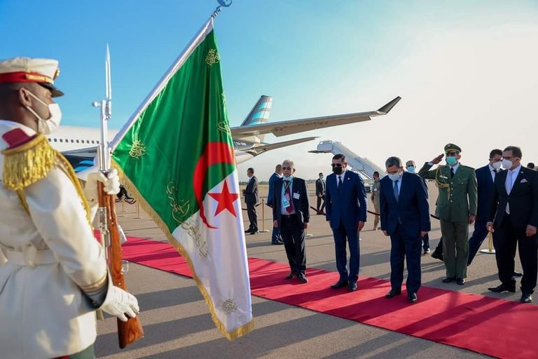 جانب من مراسم استقبال رئيس الوزراء الليبي بالجزائر جانب من استقبال الرئيس الجزائري لرئيس حكومة الوحدة الوطنية الليبية