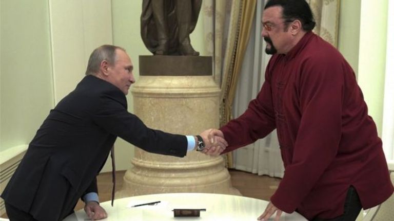 ستيفن سيجال بجوار الرئيس الروسي فلاديمير بوتين