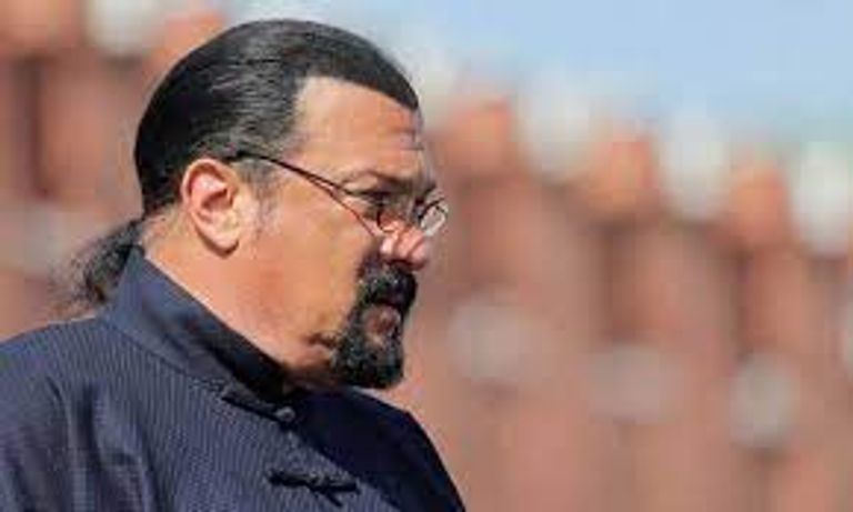 ستيفن سيجال بجوار الرئيس الروسي فلاديمير بوتين