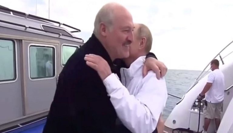 بوتين ولوكاشنكو خلال لقائهما على متن يخت في سوتشي-أف.ب