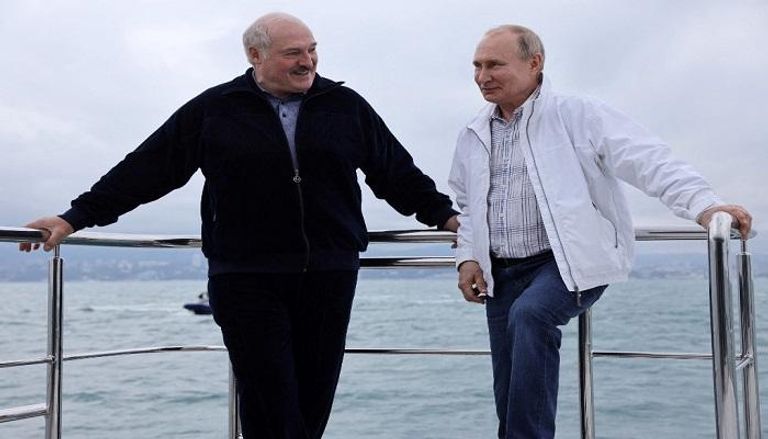 بوتين ولوكاشينكو خلال لقائهما على متن يخت في سوتشي-أف.ب