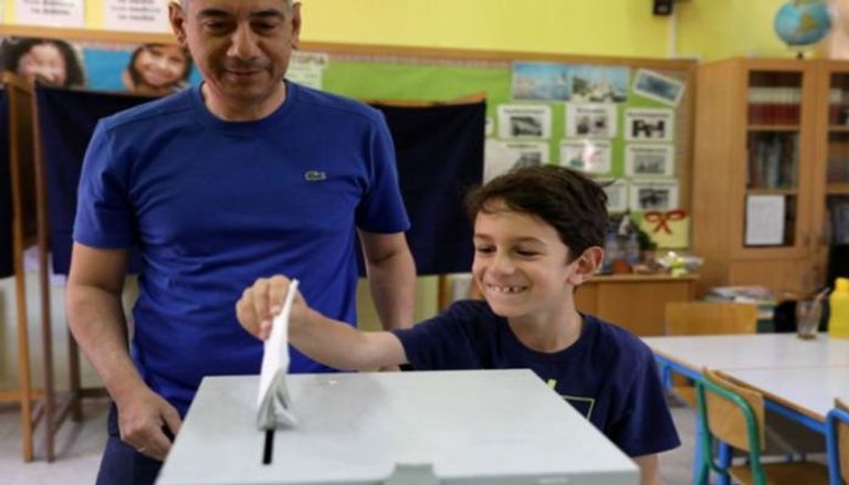 جانب من مشاركة الناخبين في قبرص