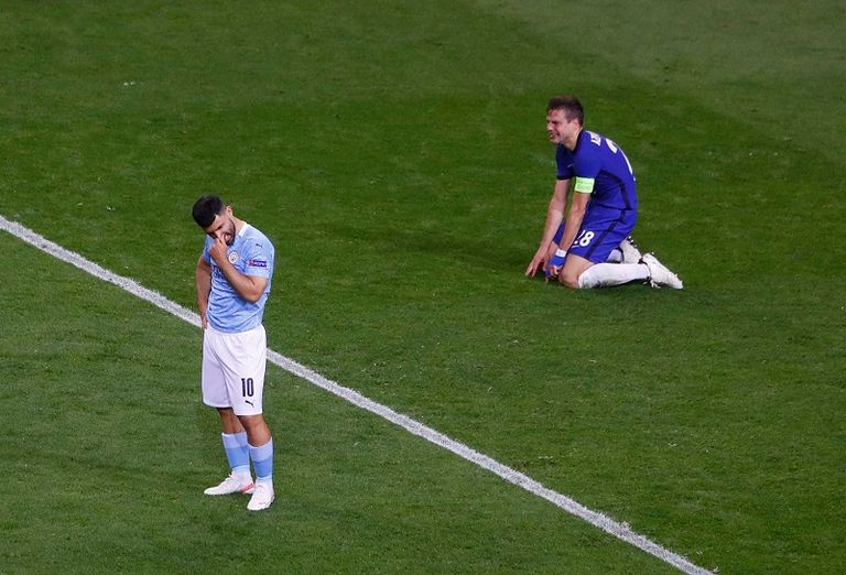 سيزار أزبيليكويتا وسيرجيو أجويرو دموع نهائي دوري أبطال أوروبا