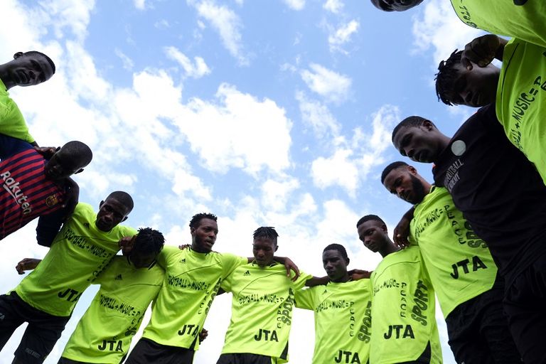 كرة القدم والموسيقى وحدت المسلمين والمسيحيين- الفرنسية