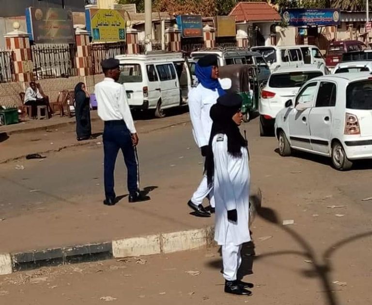 شرطيات السودان يجذبن الأنظار في الشارع