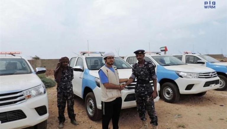 سيارات ذات دفع رباعي قدمتها الإمارات منحة إلى شرطة محافظة أرخبيل سقطرى لحظة تدشين مساعدات إماراتية لسقطرى - أرشيفية