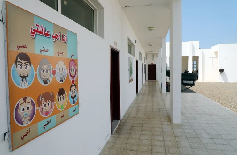 إحدى المدارس التي أنشأتها الإمارات ضمن مساعداتها لجزيرة سقطرى لحظة تدشين مساعدات إماراتية لسقطرى - أرشيفية
