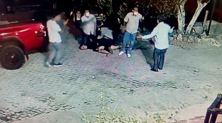 مداهمة أمنية لاعتقال صحفي تركي مظاهرة سابقة في تركيا ضد قمع حرية الصحافة