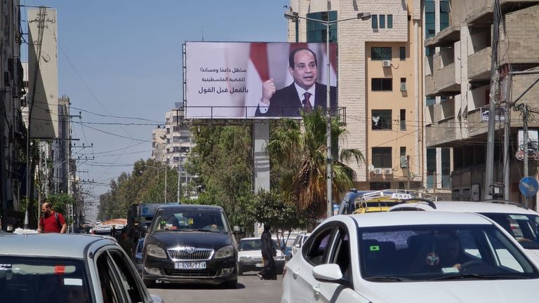 صور الرئيس المصري في شوارع غزة