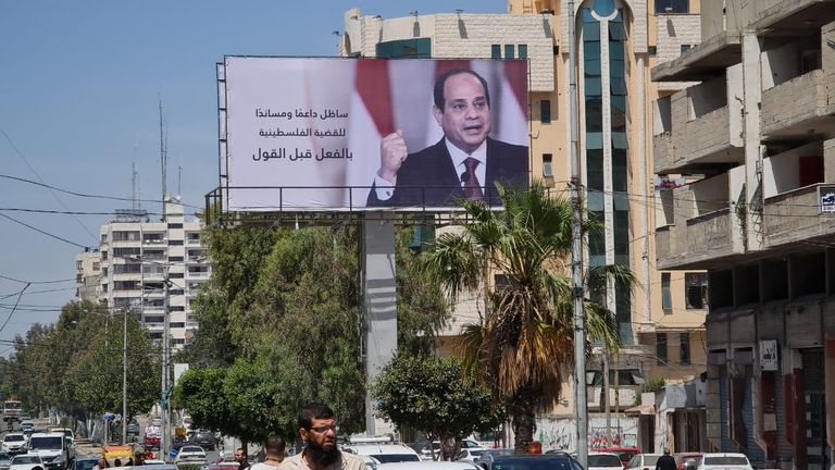 صور الرئيس المصري في شوارع غزة