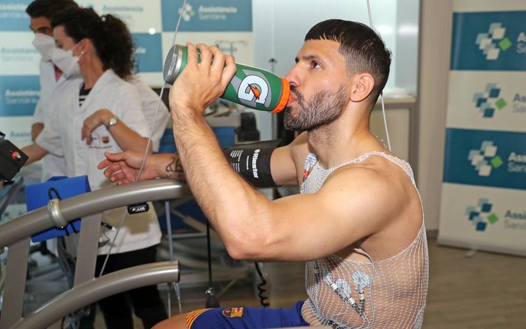 أجويرو أثناء خضوعه للفحوصات الطبية في برشلونة 