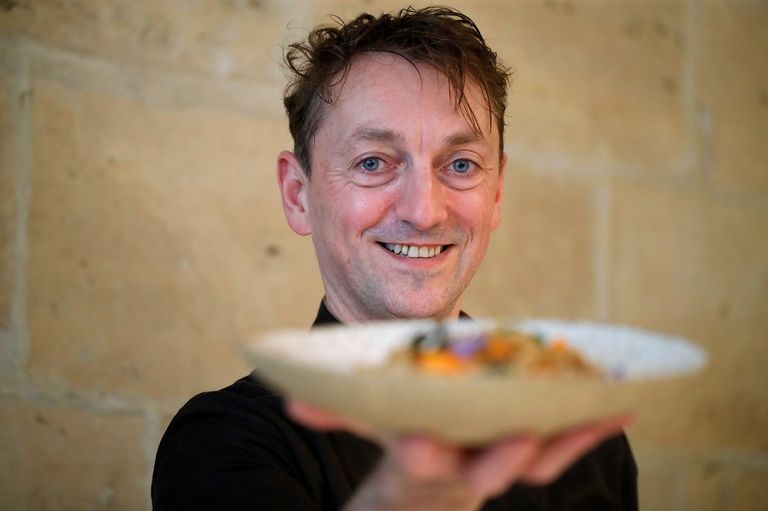  الطاهي الفرنسي لوران فييه يقدم أحد أطباقه