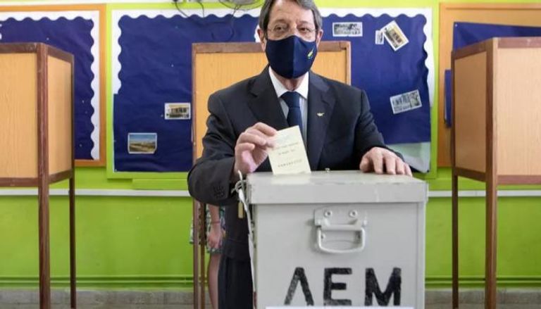 جانب من مشاركة الناخبين في قبرص