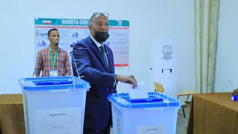 رئيس أرض الصومال موسى بيحي عبدي يدلي بصوته طابور من السيدات في الانتخابات بأرض الصومال