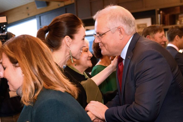 صورة أثارت الجدل وسرقت الأضواء من المحادثات