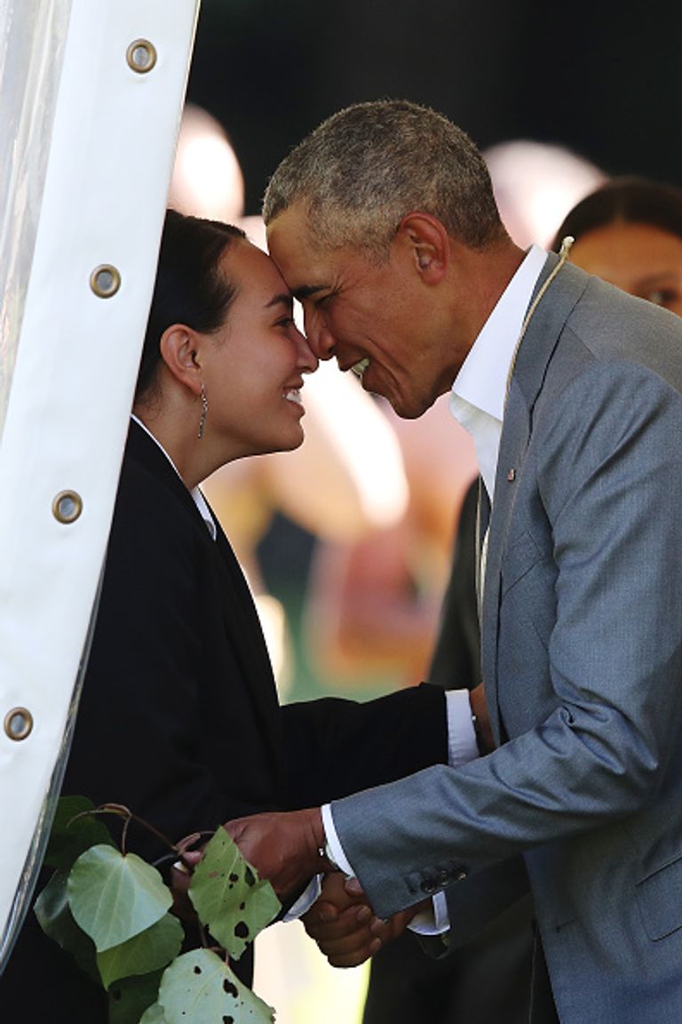 صورة أثارت الجدل وسرقت الأضواء من المحادثات