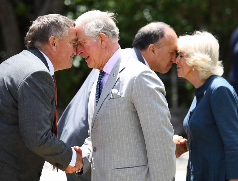 صورة أثارت الجدل وسرقت الأضواء من المحادثات