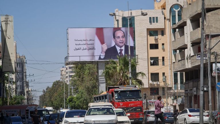 صور السيسي وأعلام مصر زينت شوارع غزة خلال الزيارة
