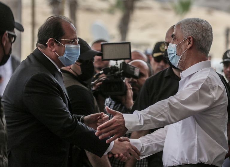 صور السيسي وأعلام مصر زينت شوارع غزة خلال الزيارة