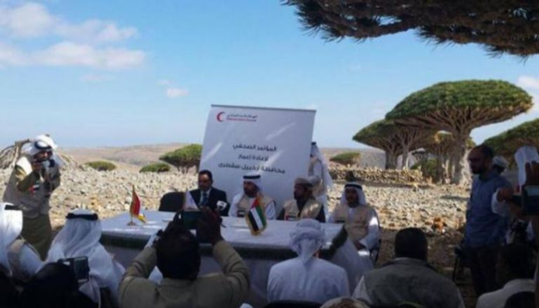 لحظة تدشين مساعدات إماراتية لسقطرى - أرشيفية تظاهرة لأبناء سقطرى تثمن دور الإمارات - أرشيفية