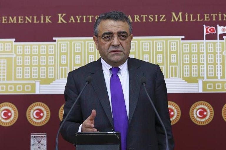 زعيم المافيا التركية سادات بَّكَرْ بين رجاله - أرشيفية